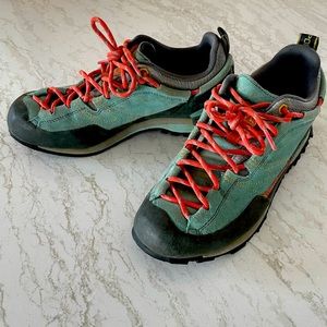 Women’s La Sportiva Approach Shoes. Size 9.5
